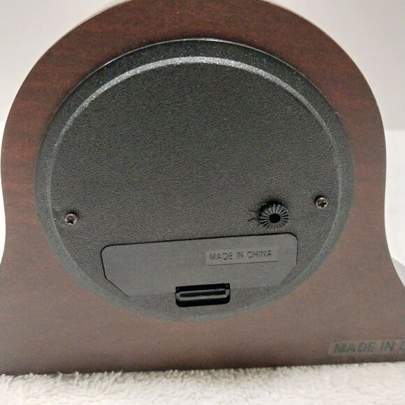 Vintage Wood Grain Quartz Mantel Clock with Gold Tone Accents #C009 - Picture 6 of 8